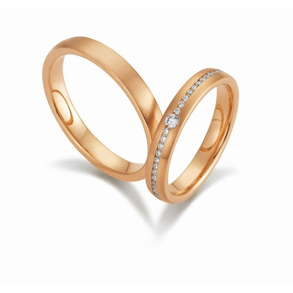 Eksklusive Gerstner vielsesringe i 9 eller 14 karat rosaguld med 0,18 ct diamanter i silkemat finish – sæt med herre- og damering.